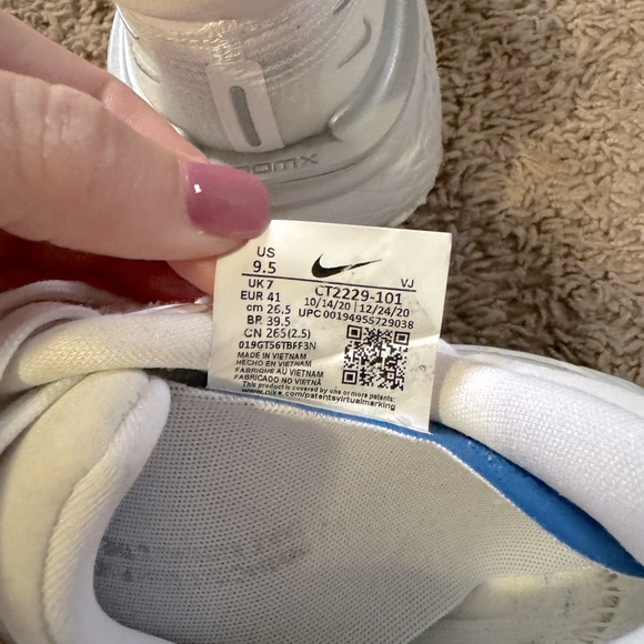 Nike womens, great for walking and running. Great condition - Picture 2 of 2